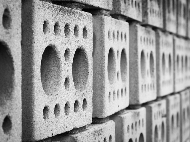 zeď z betonových odlitků